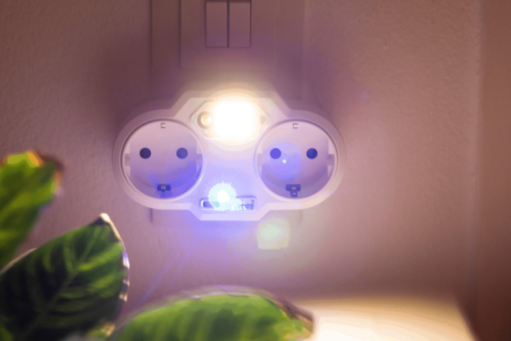 ENDLESS POWER NIGHT - USB-adapterstekker voeding met nachtlampje - voor bedrijven en relatiegeschenken