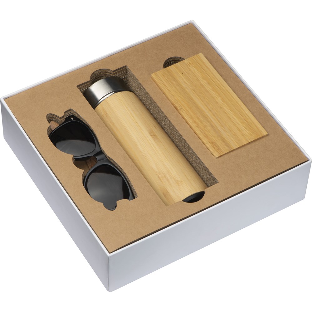 Geschenkset bestaande uit een powerbank, isoleerbeker en een zonnebril